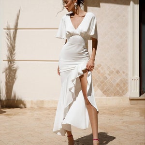 Atemberaubendes bodenlanges weißes Kleid mit Rüschen. Weißes Rüschenkleid mit Seitenschlitz. Weißes Event-Damenkleid. Brautjungfernkleid. Hochzeitsgastkleid Bild 4