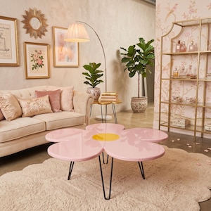 Blumen Couchtisch, Pink Daisy Tisch, Pastell Möbel, Statement Couchtisch, niedlicher Wohnzimmertisch