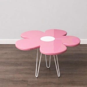 Puede incluir: Un juego de tres tazas de cerámica con un esmalte moteado de color crema. Cada taza presenta un diseño pintado a mano diferente: una hoja azul y verde, una flor amarilla y una baya roja. Las tazas tienen una forma simple y redondeada.