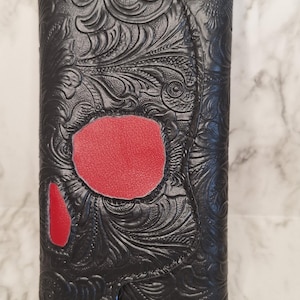 Cartera de tres pliegues Ymir, cartera con calavera, negra en relieve