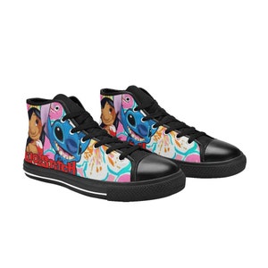 Op de afbeelding: Zwarte high-top canvas schoenen met een kleurrijke print met Stitch en Lilo uit de Disney-film Lilo & Stitch. De print bevat roze bloemen en de woorden "Lilo & Stitch".