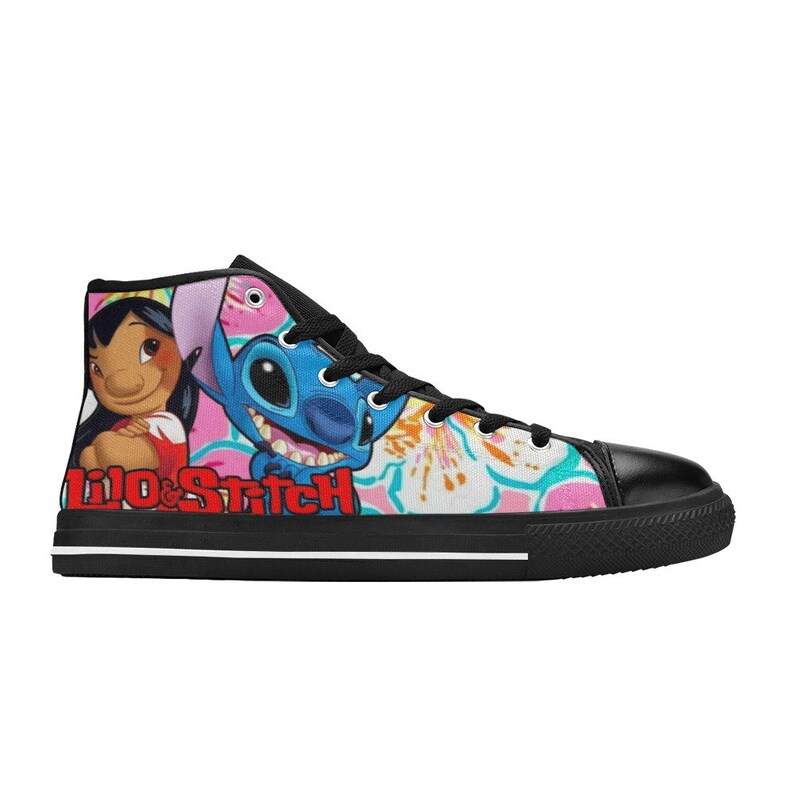 Op de afbeelding: Zwarte high-top canvas schoenen met een kleurrijke print met Lilo en Stitch uit de Disney-film. De print bevat roze bloemen en de tekst "Lilo & Stitch".
