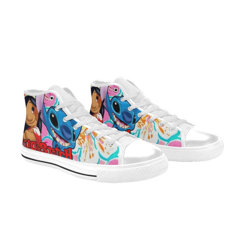 Op de afbeelding: Witte hoge canvas sneakers met een kleurrijke print met Stitch en Lilo uit de Disney-film Lilo & Stitch. De print bevat roze bloemen en de tekst "Lilo & Stitch".
