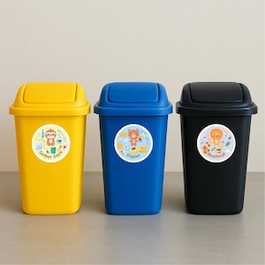 Könnte beinhalten: Drei farbige Recyclingbehälter: gelb, blau und schwarz. Jeder Behälter hat einen runden Aufkleber mit einem Zeichentricktier und Text. Der gelbe Behälter trägt die Aufschrift "Gelber Sack", der blaue "Papier" und der schwarze "Restmull".