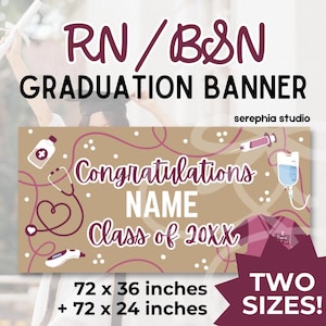 Peut inclure: Une bannière de remise de diplôme rectangulaire sur fond beige avec des illustrations médicales : stéthoscope, seringue, poche à perfusion et blouse. Le texte indique "Congratulations NAME Class of 20XX" en bordeaux et blanc. Dimensions : 183 x 91 ou 183 x 61 cm.