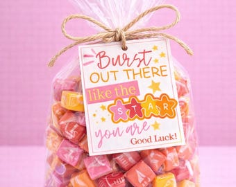 Etykieta do druku z napisem „Powodzenia w konkursie cheerleaderek”, etykieta na prezent z napisem „Gwiazda, jesteś cukierkiem”, etykieta na smakołyk drużyny cheerleaderek, upominek dla drużyny