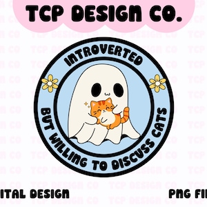 Könnte beinhalten: Ein blauer und weißer Kreis mit dem Text "Introvertiert, aber bereit, über Katzen zu diskutieren" in Schwarz. Ein weißer Geist mit einer süßen orangefarbenen Katze in seinen Armen befindet sich in der Mitte des Kreises.