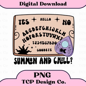 Pu&ograve; includere: Un download digitale di un'illustrazione viola e marrone di una tavola Ouija con il testo "YES", "HELLO", "NO" e "GOODBYE" su di essa. Un planchette viola con un design di luna crescente e stella &egrave; sulla tavola. Il testo "SUMMEN AND CHILL?" &egrave; sotto la tavola.