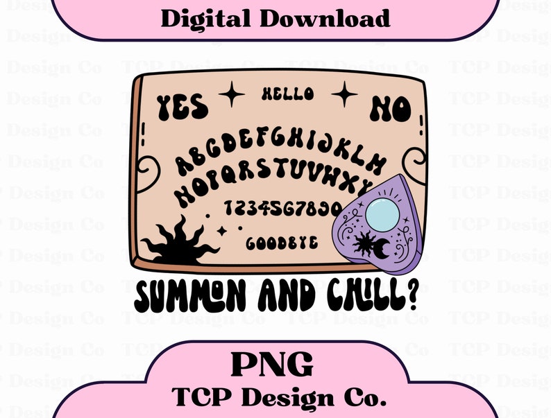 Pu&ograve; includere: Un download digitale di un'illustrazione viola e marrone di una tavola Ouija con il testo "YES", "HELLO", "NO" e "GOODBYE" su di essa. Un planchette viola con un design di luna crescente e stella &egrave; sulla tavola. Il testo "SUMMEN AND CHILL?" &egrave; sotto la tavola.