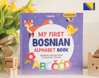 Könnte beinhalten: Ein lilafarbenes Buch mit dem Titel "My First Bosnian Alphabet Book" in großen, bunten Buchstaben. Das Buch zeigt Illustrationen eines Fuchses, eines Küken und bunter Buchstaben. Das Buch ist für zweisprachige Kinder und enthält sowohl Bosnisch als auch Englisch.