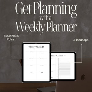 Puede incluir: Un planificador semanal digital en un ordenador portátil con un teléfono en una mesa de madera. El planificador está disponible en formatos retrato y paisaje. El texto en el planificador dice "Weekly Planner".