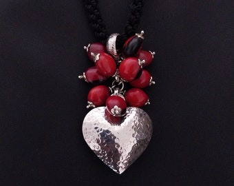 Three-dimensional Huayruros Heart pendant made of 950 silver, cluster of huayruros with silver flowers