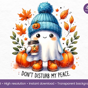 Op de afbeelding: Een schattig cartoon-spookje dat een blauwe gebreide muts met een pompon draagt en een kopje koffie vasthoudt. Het spookje is omringd door herfstbladeren en pompoenen. De tekst "DON'T DISTURB MY PEACE." staat onder het spookje.