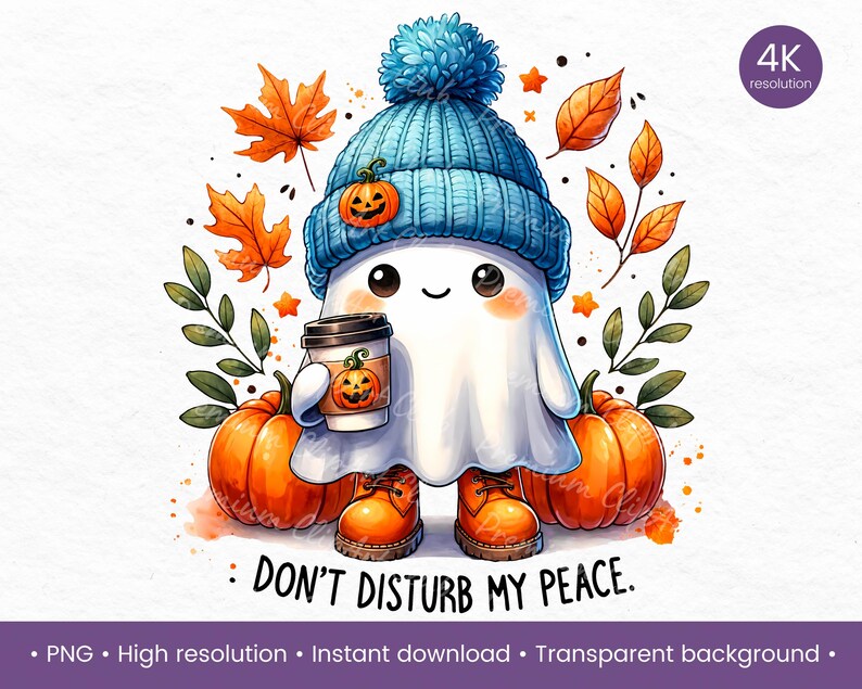 Op de afbeelding: Een schattig cartoon-spookje dat een blauwe gebreide muts met een pompon draagt en een kopje koffie vasthoudt. Het spookje is omringd door herfstbladeren en pompoenen. De tekst "DON'T DISTURB MY PEACE." staat onder het spookje.