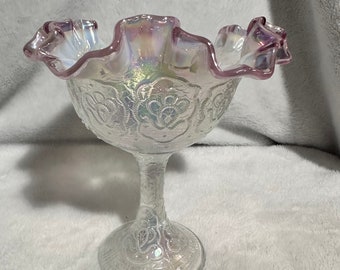 Fenton Perzisch medaillon Wit opaalachtig geïridiseerd (carnaval) glazen compote met gegolfde lavendelrand