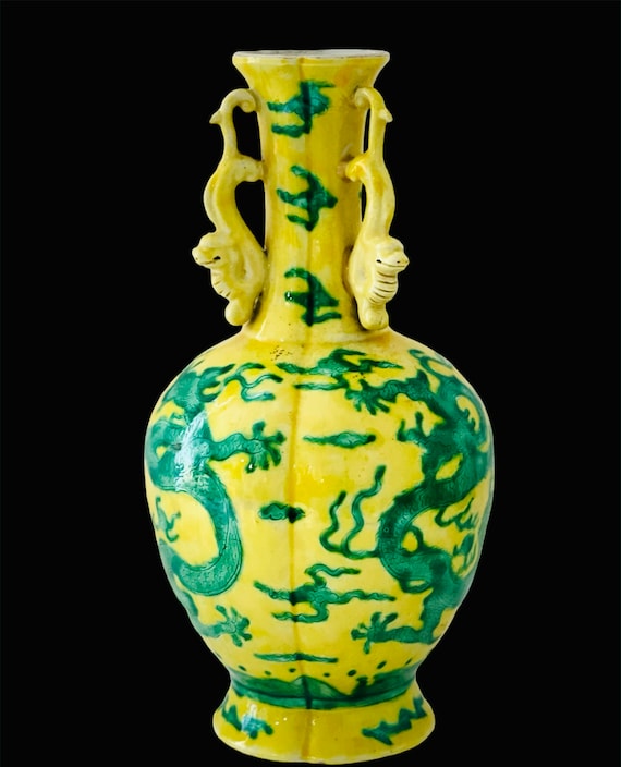 An exceptionally rare blue and white 'kui-dragon' bowl, Mark