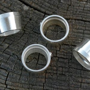 10 mm rund bezelinfattning: Återvunnet sterlingsilver eller guldhylsa