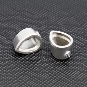 Peut inclure: Deux montures de pendentif en argent en forme de larme, l'une avec un dos plat et l'autre avec un dos arrondi.