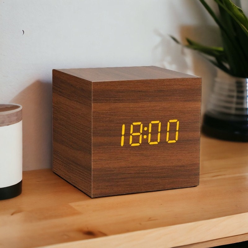 Personalisierte Digitale Uhr aus Holz, Holzwecker, Tisch oder