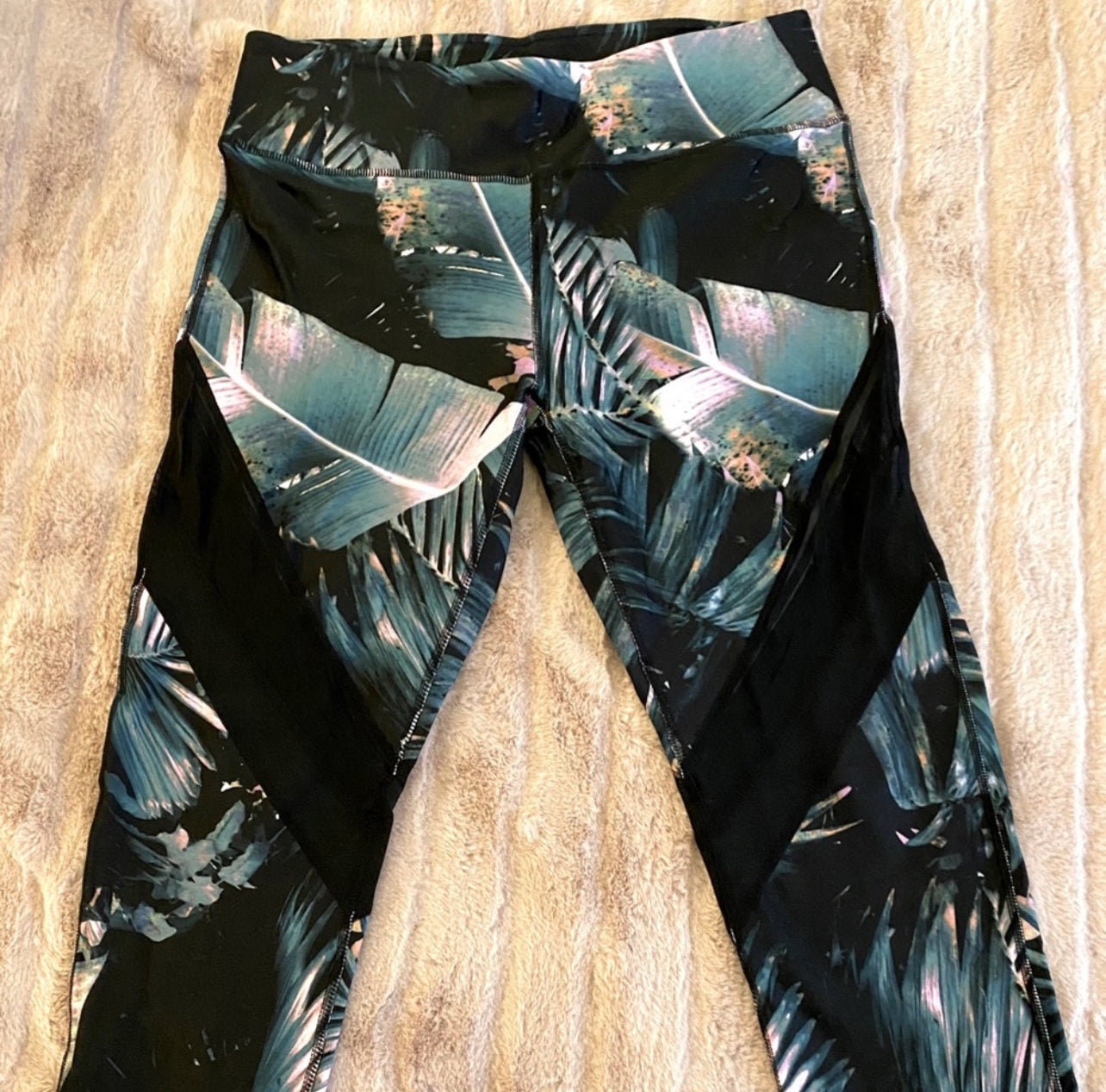 Fabletics Tropical Print Leggings Size Medium BNWT -  Canada