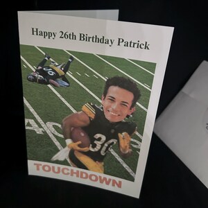 Cartão de aniversário com foto de futebol pessoal. Cartão de aniversário personalizado feito à mão com corrida para touchdown. Personalize um presente único para qualquer homem ou menina.