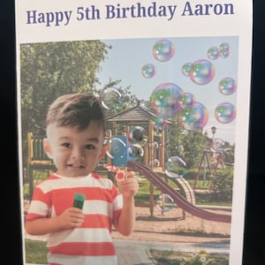 Carte photo personnelle avec des bulles qui soufflent. Carte d'anniversaire faite main faite main d'enfant soufflant des bulles.  Pour tout anniversaire de garçon ou de fille. Cadeau unique pour tout-petit.