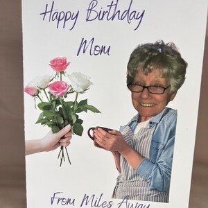 Carte d'anniversaire personnelle avec photo à des kilomètres. Carte d'anniversaire de maman amusante faite main. Cadeau unique personnalisé pour les mamans qui habitent à des kilomètres de là