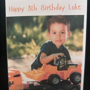 Carte d'anniversaire personnelle avec photo pour tout-petit. Carte d'anniversaire d'enfant faite main personnalisée. Personnalisez-le pour n'importe quel garçon ou fille. Cadeau unique d'anniversaire d'enfant.