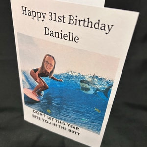 Cartão de aniversário com foto de surfe pessoal. Cartão de aniversário engraçado de surfe feito à mão e personalizado. Personalize um presente de aniversário de surfe exclusivo para homem ou mulher.