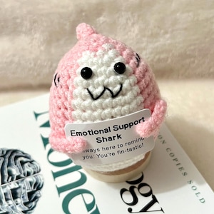 ENVÍO GRATIS / BASE INCLUIDA / Soporte emocional personalizado crochet positivo azul rosa tiburón aguacate compañero de escritorio divertido regalo para ella y mamá