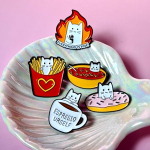 Süße weiße Katze Emaille Pin, Espresso Cat Revers Pin, Katzenliebhaber, entzückende Katzen Abzeichen, Kragen Pin, Geschenk für sie, Geschenkset für die beste Freundin
