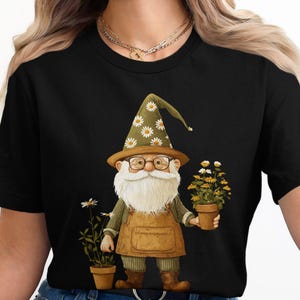 Gartenzwerg T-Shirt, niedliches Gärtner-T-Shirt, Daisy Blumen Gnom Shirt, Gartenliebhaber Geschenk, Gnom Liebhaber Shirt, T-Shirt für Männer, T-Shirt für
