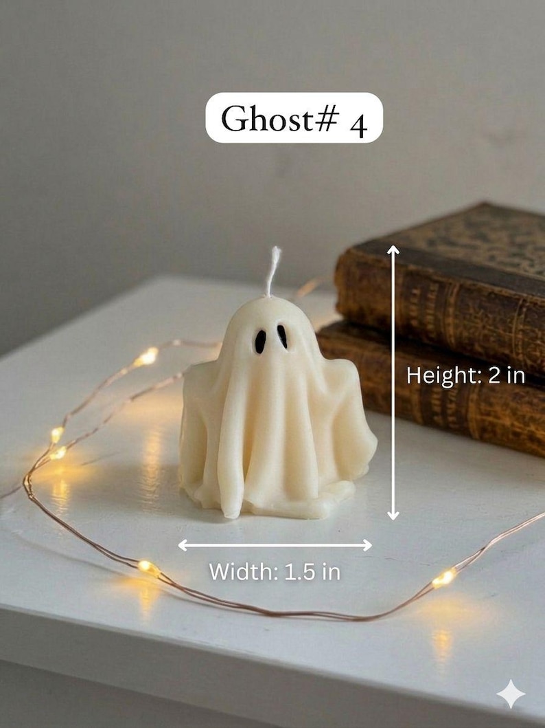 K&ouml;nnte beinhalten: Eine cremefarbene, geisterf&ouml;rmige Kerze mit zwei schwarzen, ovalen Augen und einem wei&szlig;en Docht. Die Kerze ist mit Ghost# 4 beschriftet und misst 2 Zoll in der H&ouml;he und 1,5 Zoll in der Breite. Ein d&uuml;nner Draht mit kleinen warmen LED-Lichtern umgibt die Kerze.