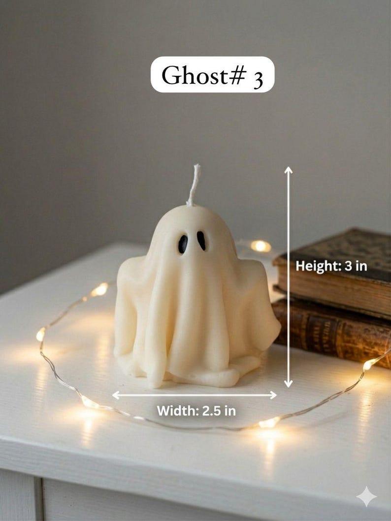 K&ouml;nnte beinhalten: Eine cremewei&szlig;e, geisterf&ouml;rmige Kerze mit zwei schwarzen, ovalen Augen und einem einzelnen wei&szlig;en Docht an der Oberseite. Die Kerze ist mit Ghost# 3 beschriftet und zeigt Messpfeile f&uuml;r eine H&ouml;he von 7,62 cm und eine Breite von 6,35 cm.