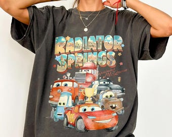 Camiseta vintage de la película Cars de Radiator Springs, camiseta retro de Rayo McQueen, camiseta de la película Cars de Disney en acuarela, camiseta de viaje familiar de Disney