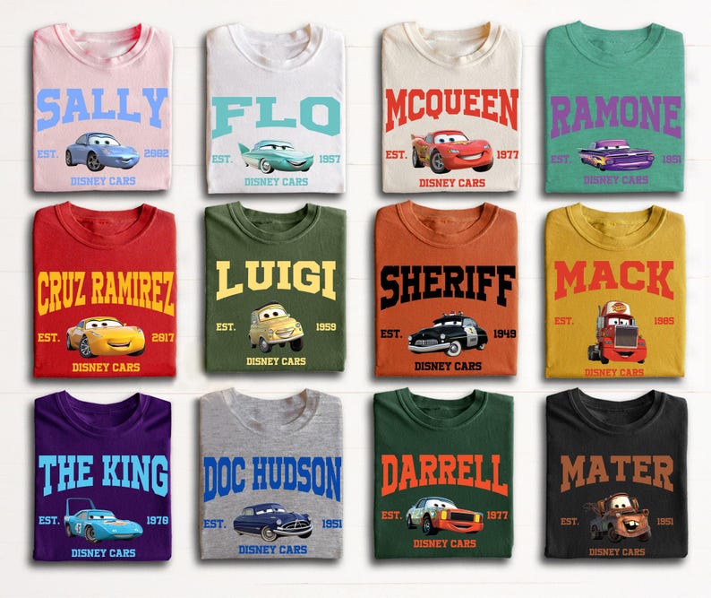 Puede incluir: Doce camisetas diferentes con personajes de la franquicia de pel&iacute;culas Cars de Disney Pixar. Cada camiseta tiene un nombre de personaje diferente y una imagen de coche diferente. Las camisetas son de diferentes colores, incluyendo rojo, azul, verde, amarillo, naranja, morado, negro y gris.