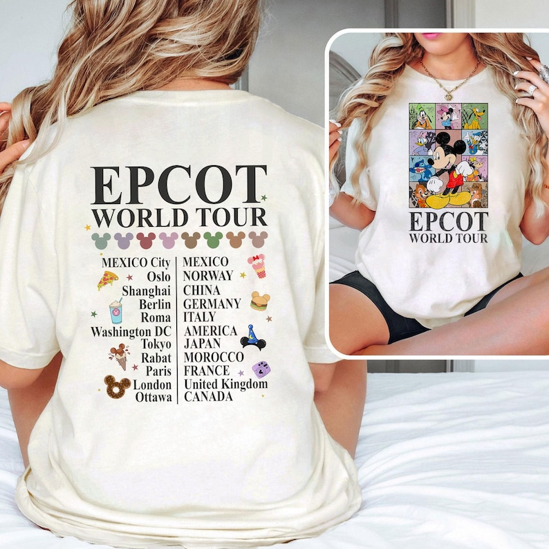 Pode incluir: Camiseta branca com um gr&aacute;fico de Mickey Mouse e outros personagens da Disney em frente a um mapa mundial colorido. O texto "EPCOT WORLD TOUR" est&aacute; impresso na camiseta. A parte de tr&aacute;s da camiseta tem uma lista de pa&iacute;ses e cidades com &iacute;cones que representam cada local.