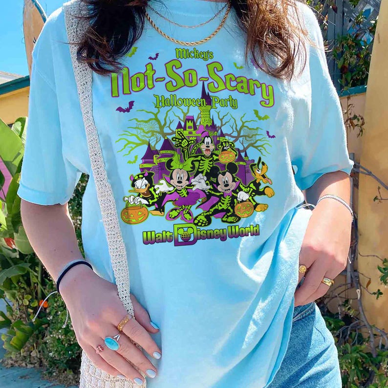 Pu&ograve; includere: Maglietta blu chiaro con una grafica di Topolino e i suoi amici vestiti con costumi di Halloween. Il testo "Mickey's Not-So-Scary Halloween Party" &egrave; stampato sulla maglietta. Il testo "Walt Disney World" &egrave; stampato nella parte inferiore della maglietta.