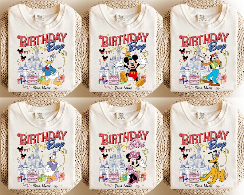 K&ouml;nnte beinhalten: Sechs wei&szlig;e T-Shirts mit farbenfrohen Disney-Charakter-Designs. Jedes Shirt zeigt den Text "BIRTHDAY Boy" oder "BIRTHDAY Girl" in Rot und Blau, mit Platz f&uuml;r einen Namen. Die Designs umfassen Micky Maus, Donald Duck und Pluto.