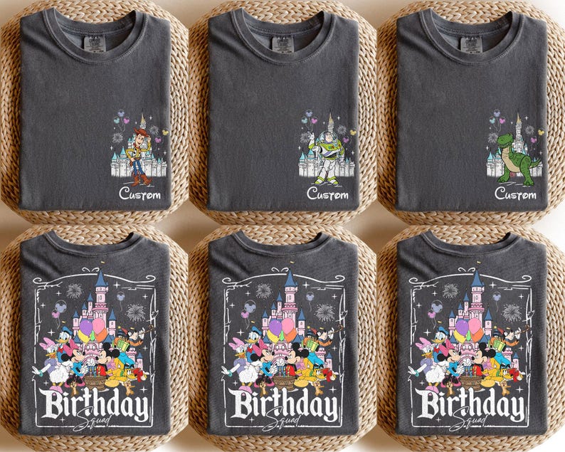K&ouml;nnte beinhalten: Sechs anthrazitgraue T-Shirts werden gezeigt. Drei Shirts zeigen Disney-Figuren mit dem Wort "Custom" darunter. Die anderen drei Shirts haben ein "Birthday Squad"-Design mit Disney-Figuren und einem Schloss.