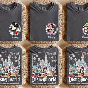Puede incluir: Seis camisetas de color gris antracita con dise&ntilde;os de personajes de Disney. Tres camisetas presentan a Mickey y Minnie Mouse, con el texto "Daddy", "Mommy" y "Custom Name". Las otras tres camisetas muestran un gr&aacute;fico de Disney World con el texto "Disneyworld - Family Trip 2020".