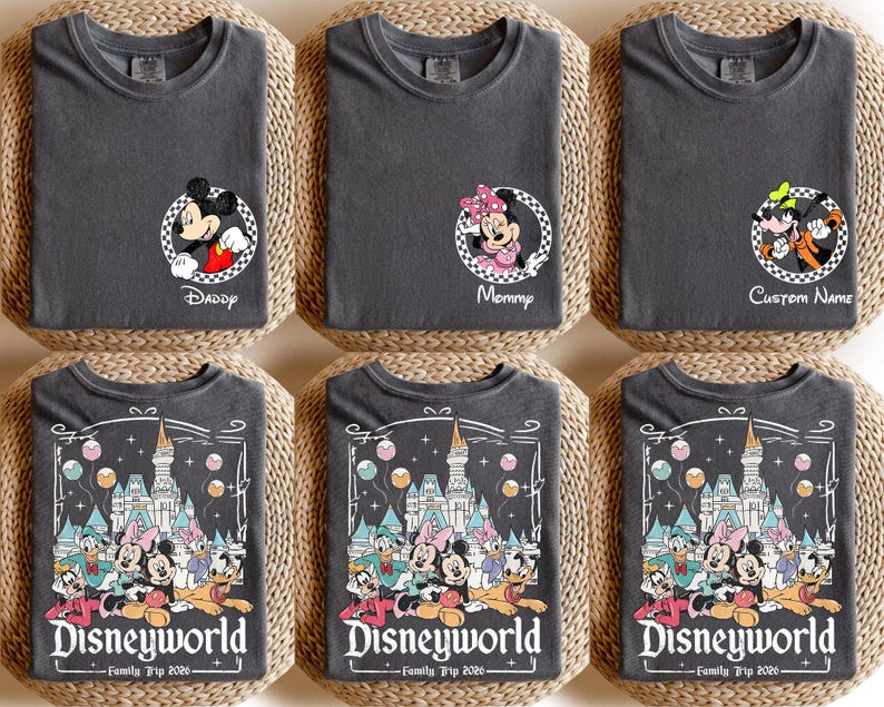 Puede incluir: Seis camisetas de color gris antracita con dise&ntilde;os de personajes de Disney. Tres camisetas presentan a Mickey y Minnie Mouse, con el texto "Daddy", "Mommy" y "Custom Name". Las otras tres camisetas muestran un gr&aacute;fico de Disney World con el texto "Disneyworld - Family Trip 2020".