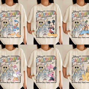 Puede incluir: Camisetas color crema con el dise&ntilde;o de Disney California Adventure. Cada camiseta muestra un personaje diferente de Disney: Pato Donald, Mickey Mouse, Goofy, Daisy, Minnie Mouse y Pluto. El texto "Your Name" est&aacute; debajo.