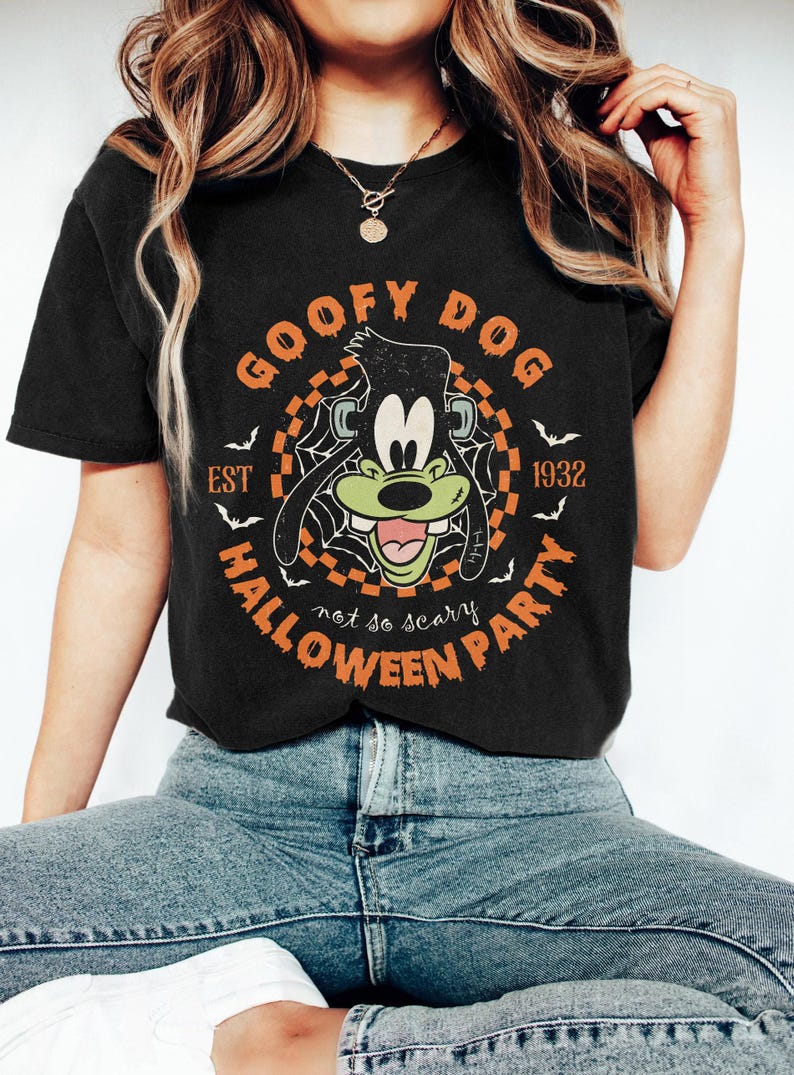 K&ouml;nnte beinhalten: Schwarzes T-Shirt mit einem Vintage-Grafikdruck von Goofy als Monster. Der Aufdruck lautet "Goofy Dog Est 1932 Halloween Party not so scary".