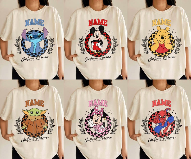 K&ouml;nnte beinhalten: Cremefarbene T-Shirts mit Cartoonfiguren: Stitch, Mickey Mouse, Winnie the Pooh, Grogu, Minnie Mouse und Spider-Man. Jedes Design enth&auml;lt das Wort "NAME" und "Custom Name".