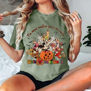 Retro Walt Disney World Halloween-tröja, Musse Pigg och vän Halloween-tröja, Disney World Halloween-tröja, Disney Family Halloween-tröja MilitaryGreen/Moss