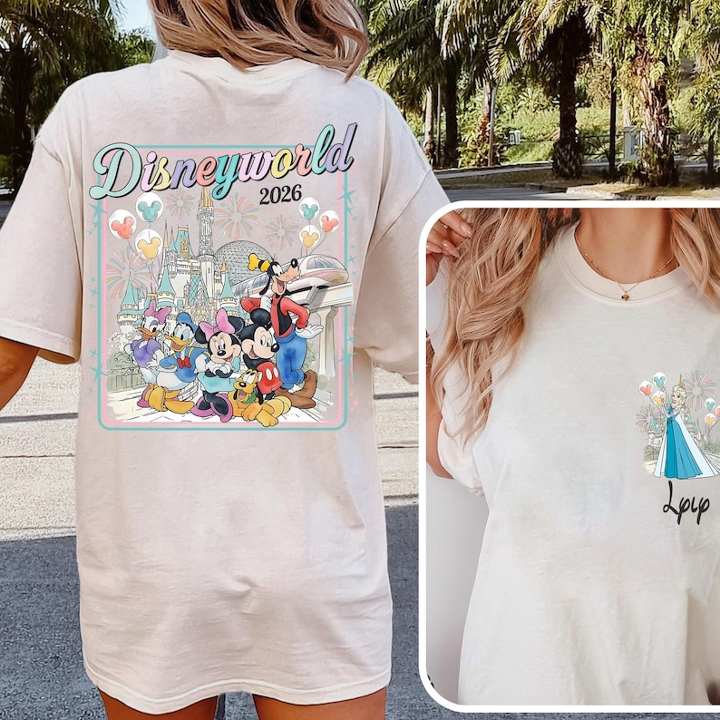 Pu&ograve; includere: T-shirt color crema con una grafica colorata di Disney World 2026 sul retro con Topolino, Minnie, Paperino, Paperina, Pippo e Pluto. Una grafica pi&ugrave; piccola di Elsa con palloncini &egrave; sul davanti.