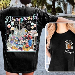 Pu&ograve; includere: T-shirt nera con una grafica colorata di Disney World 2026 sul retro con Topolino, Minnie, Paperino e altri personaggi. &Egrave; visibile anche una maglietta pi&ugrave; piccola con una grafica di Mr. Potato e la parola "Sister".