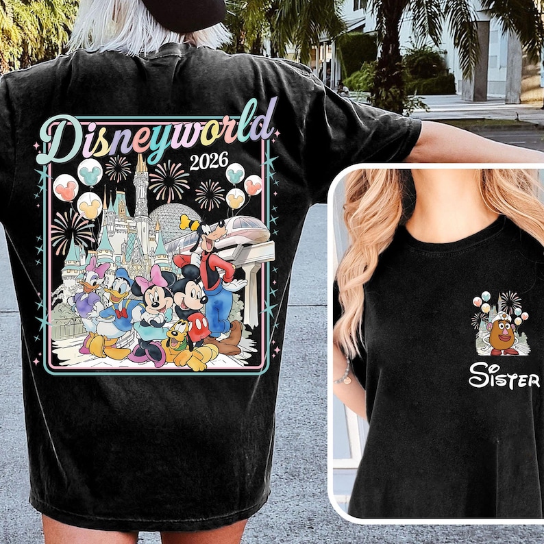 Pu&ograve; includere: T-shirt nera con una grafica colorata di Disney World 2026 sul retro con Topolino, Minnie, Paperino e altri personaggi. &Egrave; visibile anche una maglietta pi&ugrave; piccola con una grafica di Mr. Potato e la parola "Sister".