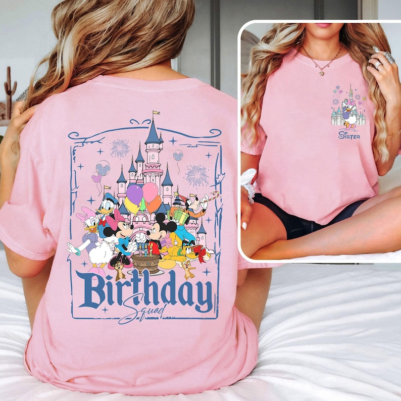 K&ouml;nnte beinhalten: Hellrosa T-Shirt mit einem Disney-Schloss und Figuren wie Mickey und Minnie Mouse, Donald Duck und Goofy. Auf der R&uuml;ckseite des Shirts steht in blauer Schrift "Birthday Squad". Ein kleineres Bild auf der Vorderseite zeigt "Sister".